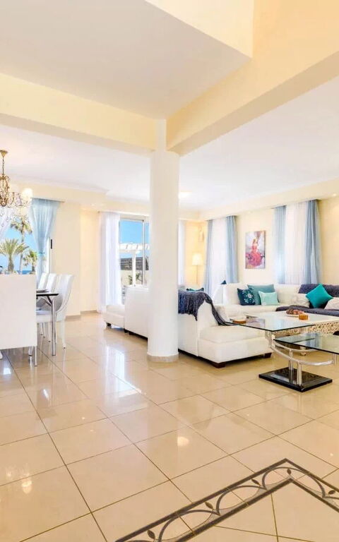 Royal Beachfront Villa: Lunsjrom, Stue