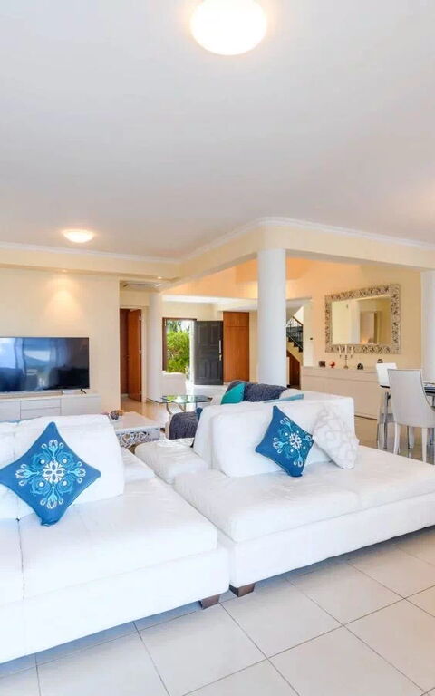 Royal Beachfront Villa: Lunsjrom
