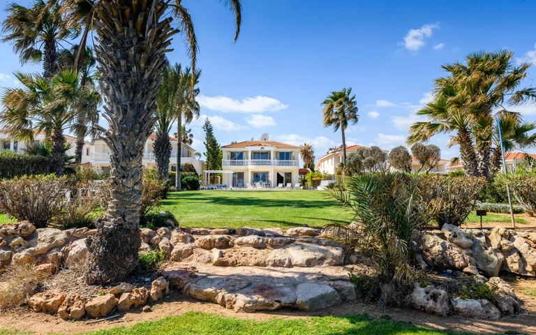 Royal Beachfront Villa: Eksteriør, Hage, Utendørs