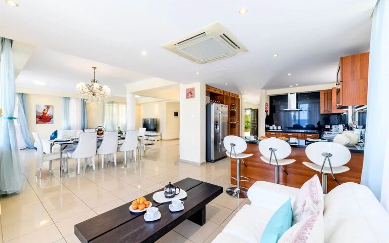 Royal Beachfront Villa: Lunsjrom, Stue