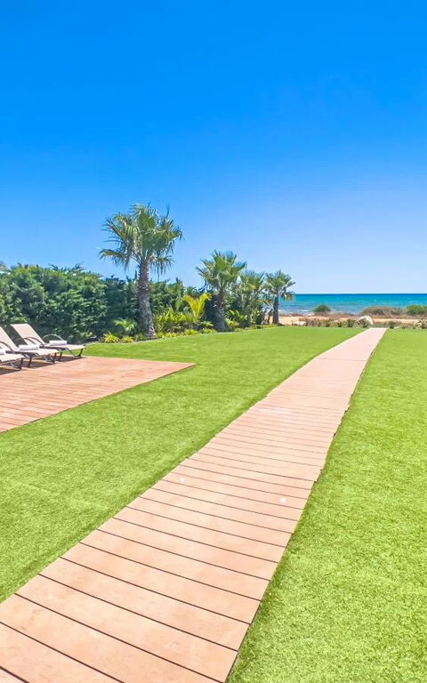 Serenity Seafront Villa: Eksteriør, Hage, Utendørs