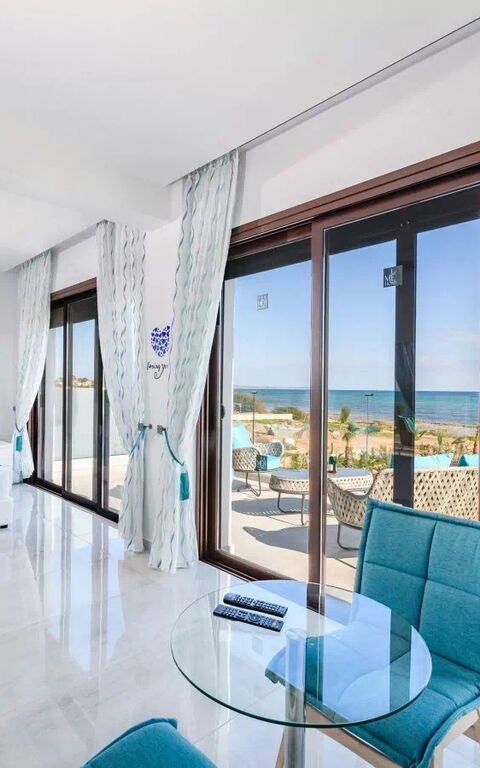 Serenity Seafront Villa: soverom