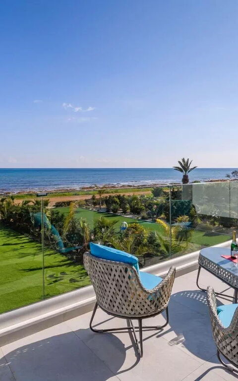 Serenity Seafront Villa: Balkong / terrasse / uteplass, Eksteriør, Hage, Utendørs