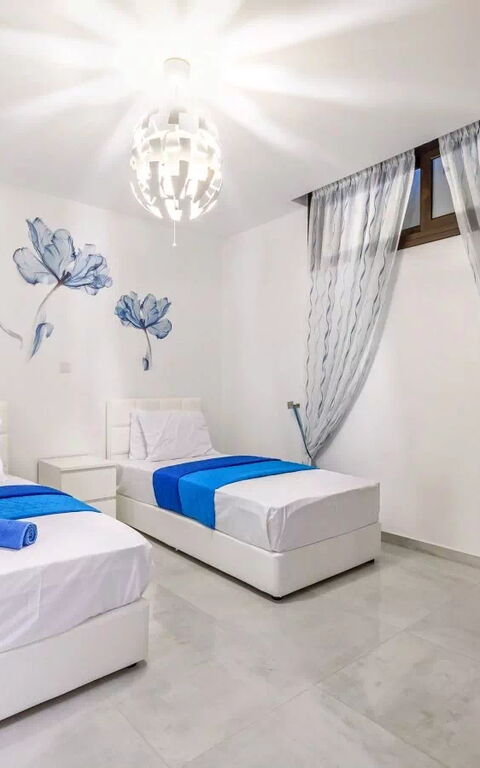 Serenity Seafront Villa: soverom