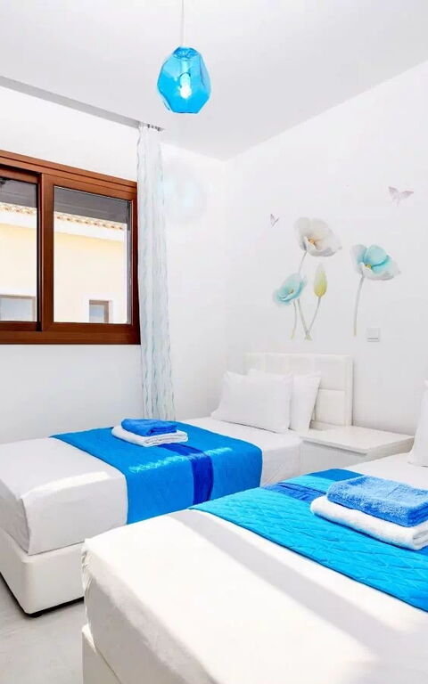 Serenity Seafront Villa: soverom