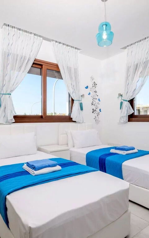 Serenity Seafront Villa: soverom