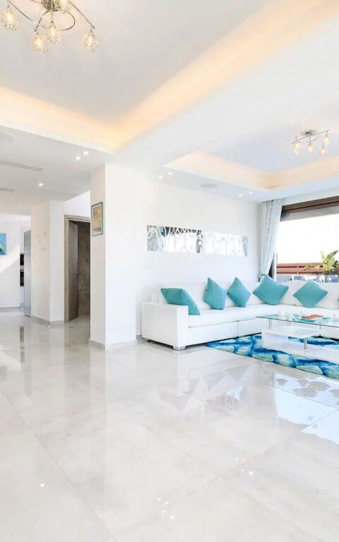 Serenity Seafront Villa: Stue