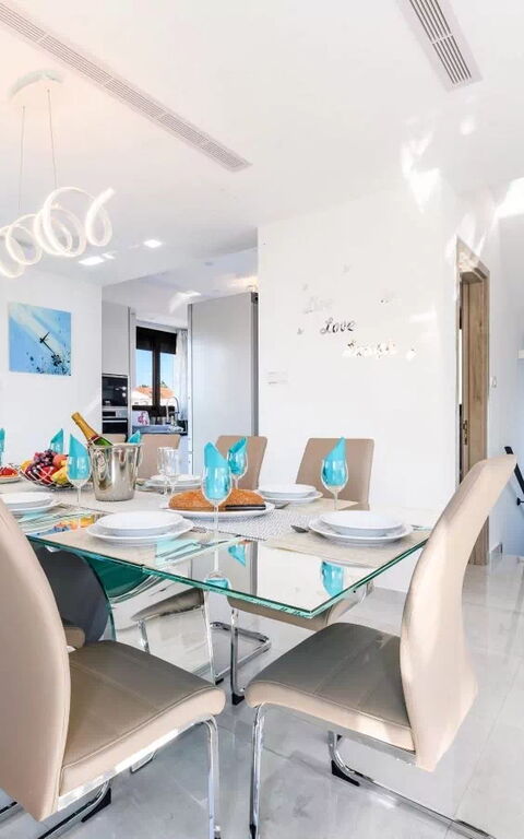 Serenity Seafront Villa: Lunsjrom