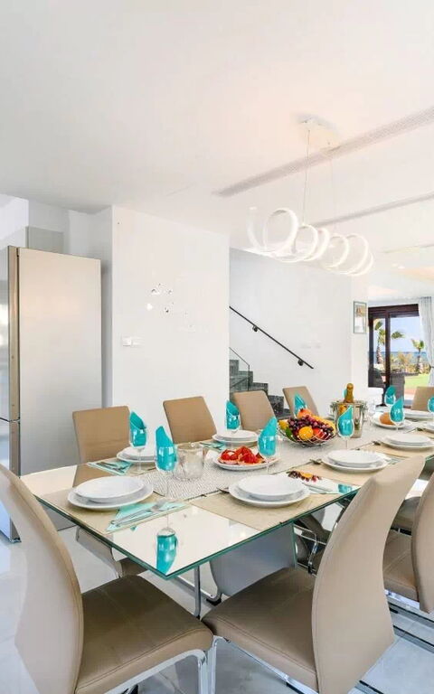 Serenity Seafront Villa: Lunsjrom, Stue