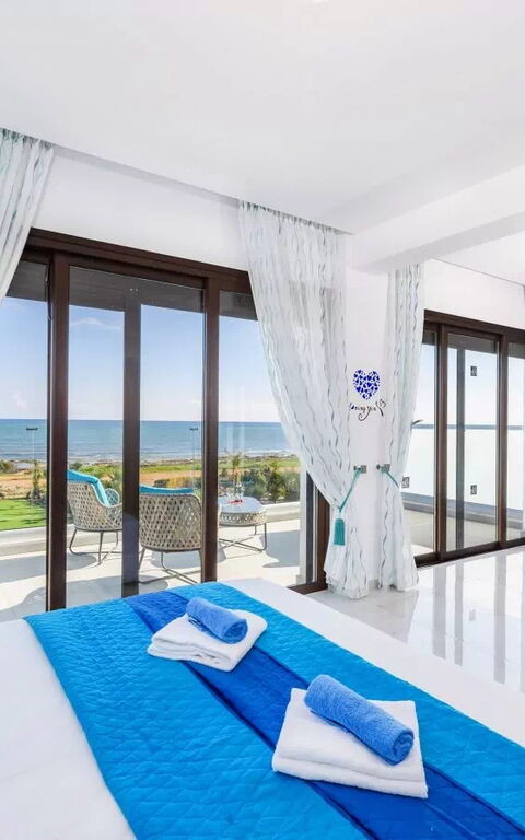 Serenity Seafront Villa: soverom