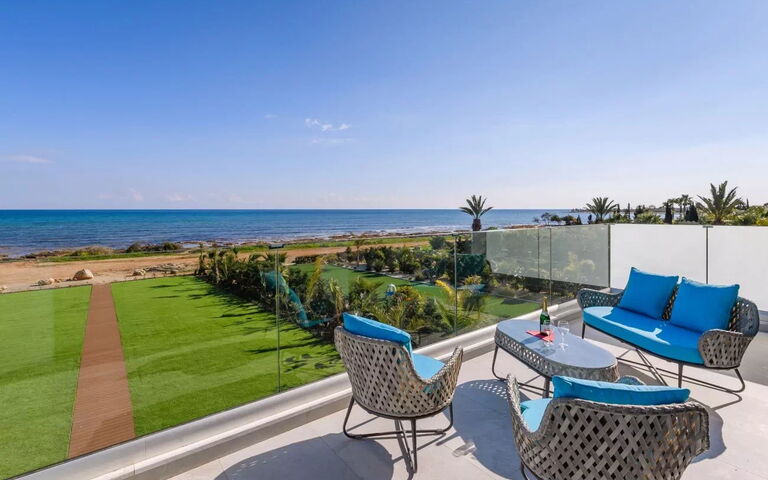 Serenity Seafront Villa: Balkong / terrasse / uteplass, Eksteriør, Hage, Utendørs