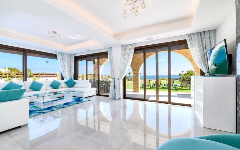 Serenity Seafront Villa: Stue