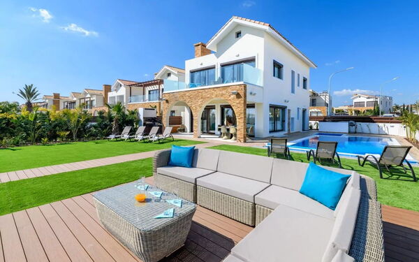 Serenity Seafront Villa: basseng, Eksteriør, Hage, Utendørs