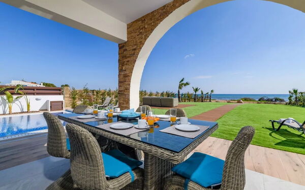 Serenity Seafront Villa: Balkong / terrasse / uteplass, Eksteriør, Utendørs