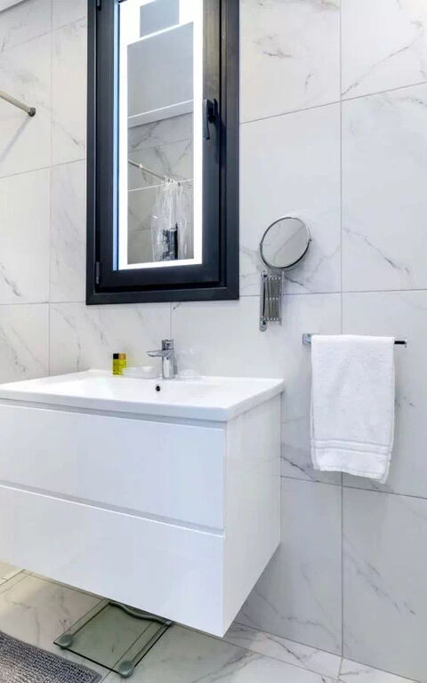 By the Beach - Royal Sapphire Villa: Baderom