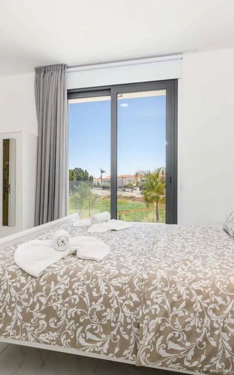 By the Beach - Royal Sapphire Villa: soverom