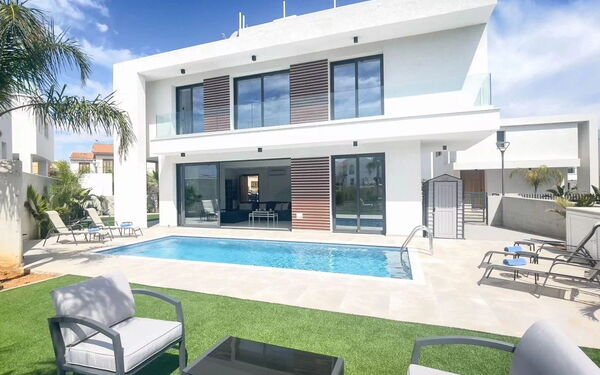 By the Beach - Royal Sapphire Villa: basseng, Eksteriør, Hage, Utendørs