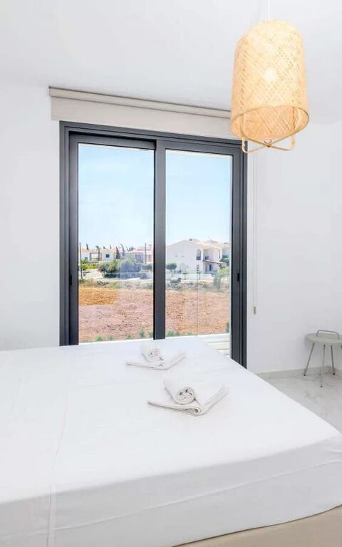 By the Beach - White Coral Villa: soverom
