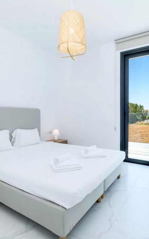 By the Beach - White Coral Villa: soverom