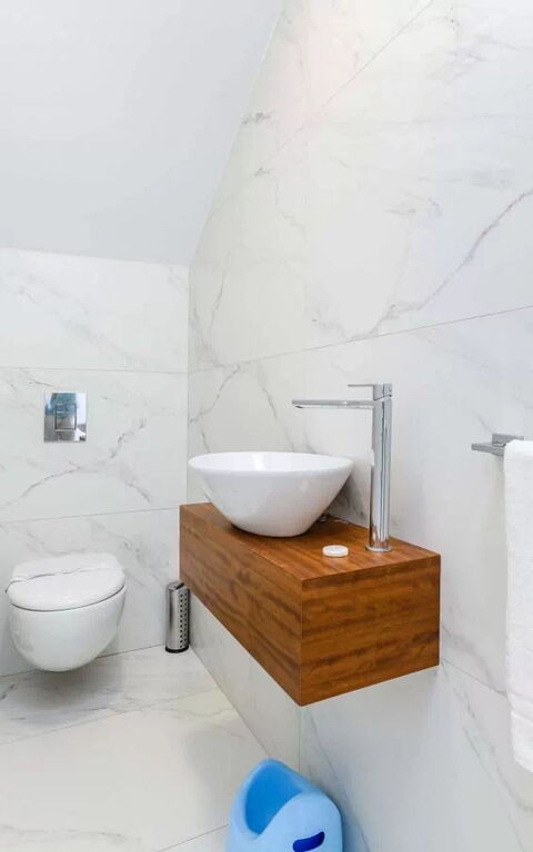 By the Beach - White Coral Villa: Baderom