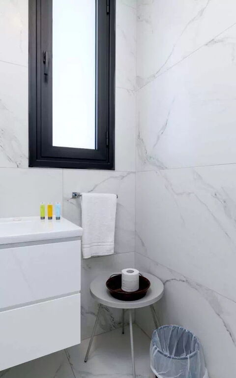 By the Beach - White Coral Villa: Baderom