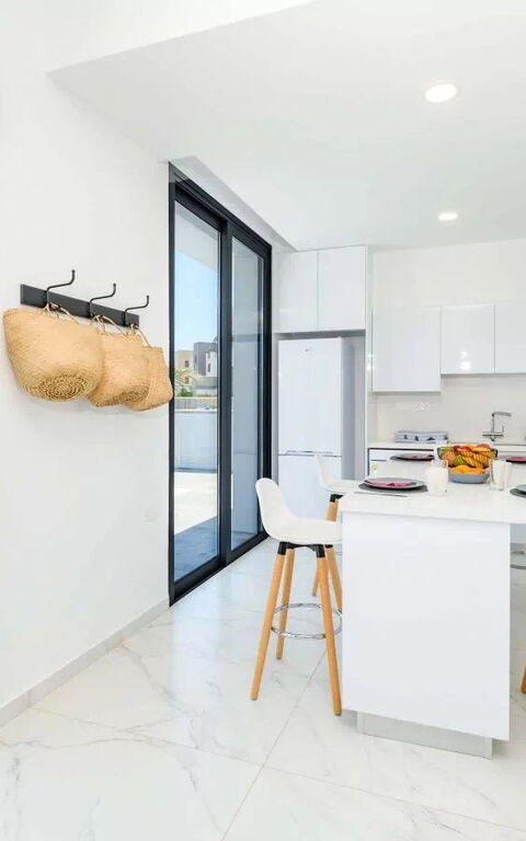 By the Beach - White Coral Villa: Lunsjrom