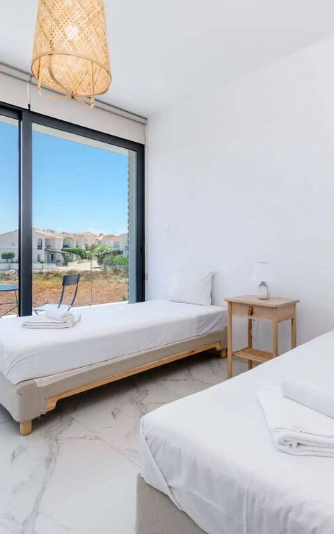 By the Beach - White Coral Villa: soverom