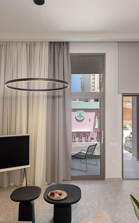 Ares Luxurious Residence: Stue