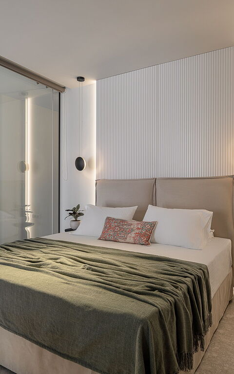 Ares Luxurious Residence: soverom