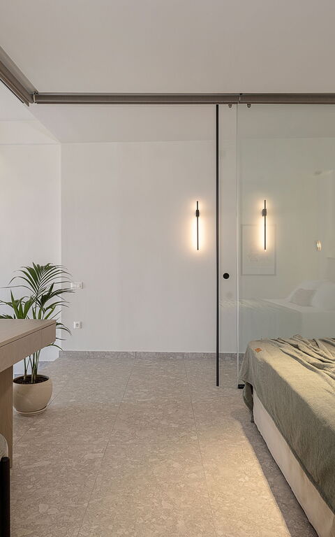 Ares Luxurious Residence: soverom