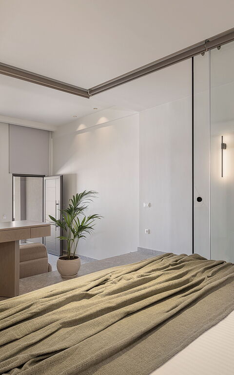 Ares Luxurious Residence: soverom