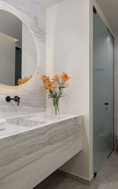 Ares Luxurious Residence: Baderom