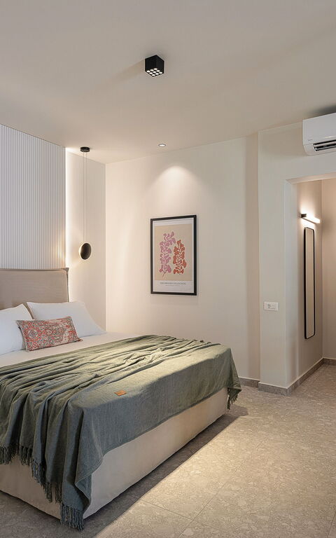 Ares Luxurious Residence: soverom