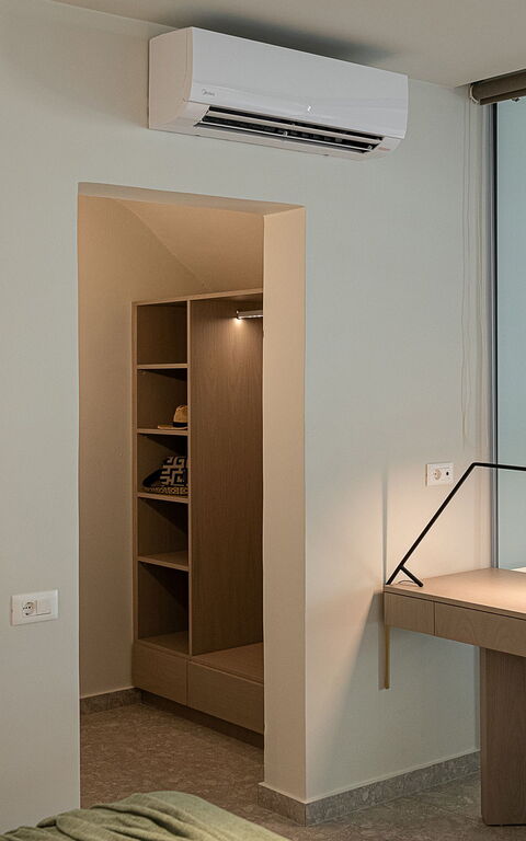 Ares Luxurious Residence: soverom