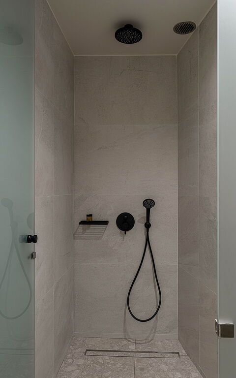 Ares Luxurious Residence: Baderom