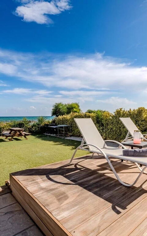 Aya Thekla Beach House: Eksteriør, Hage, Utendørs