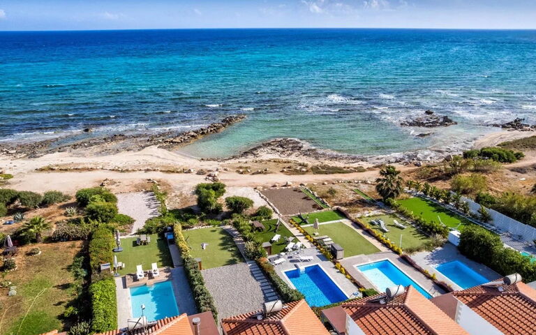 Aya Thekla Beach House: basseng, Visningar