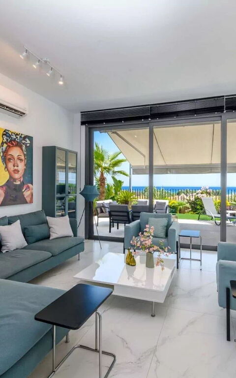 By the Beach - Emerald Seaview Villa: Stue