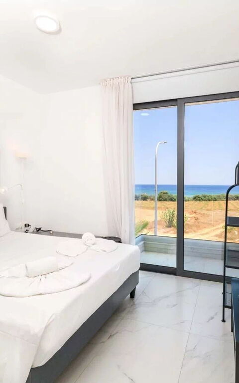 By the Beach - Emerald Seaview Villa: soverom