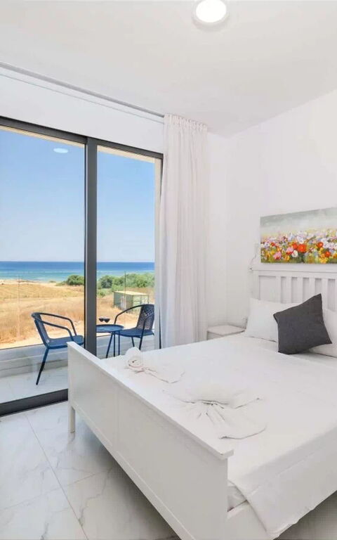 By the Beach - Emerald Seaview Villa: soverom