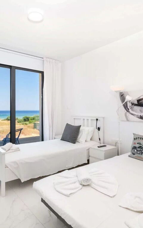 By the Beach - Emerald Seaview Villa: soverom