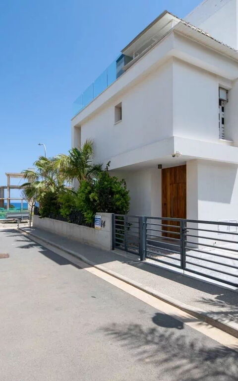 By the Beach - Emerald Seaview Villa: Hovedinngang