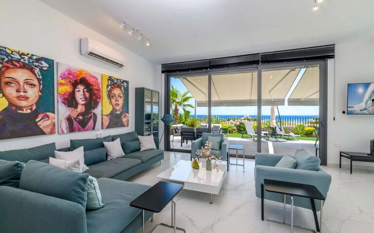 By the Beach - Emerald Seaview Villa: Stue