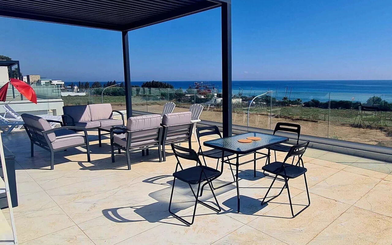 By the Beach - Emerald Seaview Villa: Balkong / terrasse / uteplass, Eksteriør, Utendørs