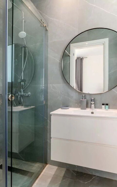 By the Beach - Aura Villa: Baderom
