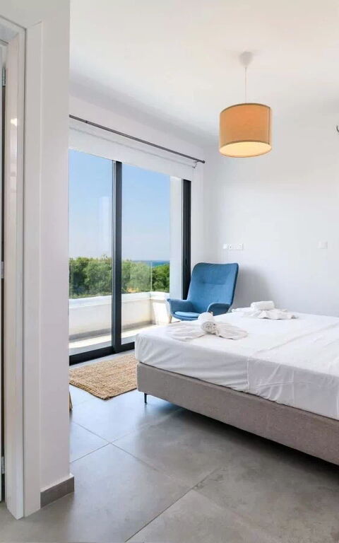By the Beach - Blue Topaz Villa: soverom