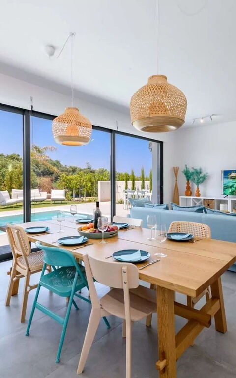 By the Beach - Blue Topaz Villa: Lunsjrom, Stue
