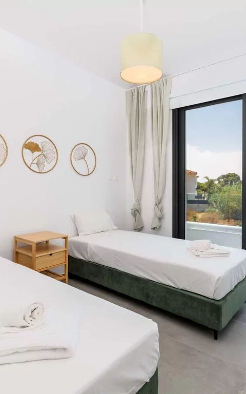 By the Beach - Blue Topaz Villa: soverom