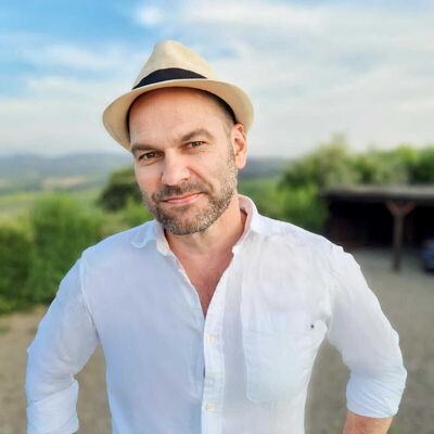 Asbjørn Risøy, Medeier av Posarellivillas Italia Srl, Posarellivillas GB Ltd og Posarellivillas Scandinavia AS